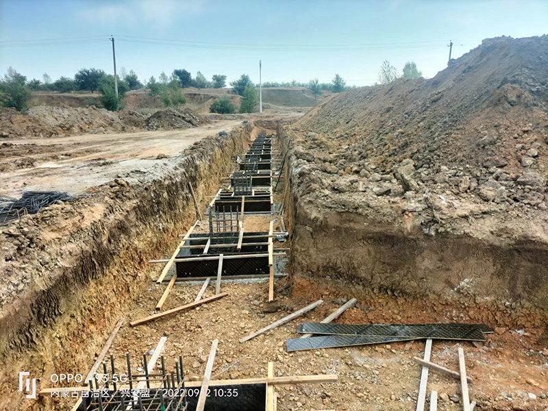 內(nèi)蒙古鋼結(jié)構(gòu)草料棚預(yù)埋件施工中